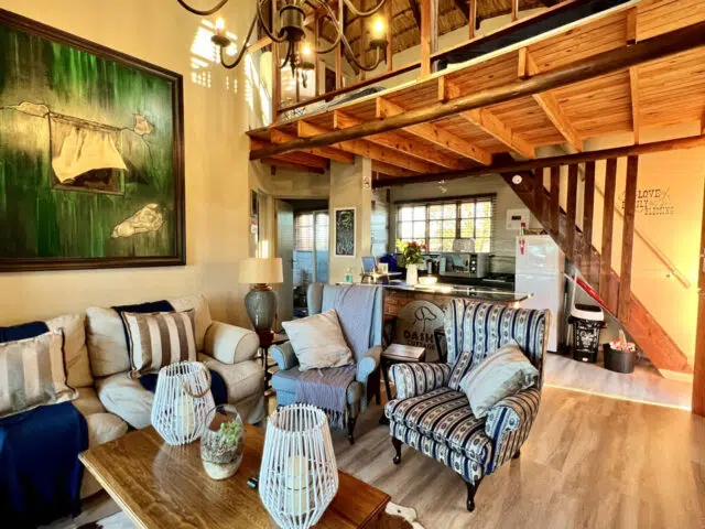 Far Away Place - Dashy Luxury 5-Sleeper Cottage (Midlands Meander Accommodation)